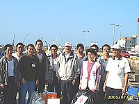 　浙蒼漁一五三二號返回大陸浙江需兩天的時間，紅十字會馬祖支會、漁業電台基於人道關懷，昨日前往福澳碼頭提供補給，並協助遣返作業。（圖／文：張登傑）