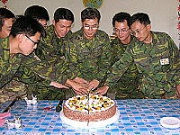 　馬防部於日前舉行十月份慶生餐會，副司令戴將軍與壽星們一同切下生日蛋糕。（圖／文：萬力維）