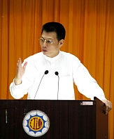 　林光常博士來馬主講「無毒一身輕」，在他精闢獨到、深入淺出、幽默風趣的演說下，重新建立現場聽眾的健康觀念。（圖／文：曹重偉）