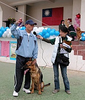 　全民防疫暨動物保護宣導歡樂登場，主秘林星寶特別帶他的愛犬Yabbo來秀一下特技，現場觀眾鼓掌叫好。（圖／文：曹重偉）