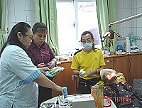 　長期照顧管理中心移師北竿舉辦免費口腔保健篩檢活動，由牙醫師夫婦林雅青及吳宏真為鄉親服務。（圖：連江縣衛生局長照中心提供）