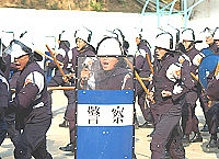 　連江縣警察局昨日下午舉行機動保安警力檢測，演練過程逼真緊湊。（圖／文：張登傑）