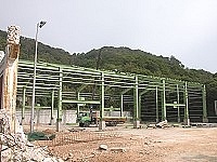塘岐室內羽球館正積極施工中,鋼骨主體接近完成。(圖/文:陳鵬雄)