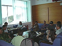 　行政院環保署加強環境清潔督導考核委員聽取莒光鄉環保簡報，並詳閱執行成效紀錄。（圖／文：陳樂團）