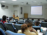 　長期照護機構式喘息服務簡介訓練課程登場，講師向學員介紹喘息服務的特性及好處。（圖／文：曹重偉）