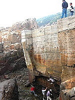 東引北海坑道修建工程,施工人員必須掌握海水低潮時候補建毀損的擋牆。(圖/文:陳其敏)