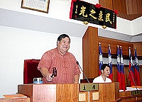 　議長陳振清敲下議事槌，象徵縣議會第三屆第八次定期大會圓滿劃上句點。（圖／文：曹重偉）