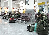 　連續四天濃霧，機場大廳裡只有排休的官兵無奈的在候機。（圖／文：曹重偉）