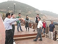 　交通局邀公所及多位鄉代前往清水現勘，並對新候車亭興建地點及建物外型達成初步共識。（圖／文：曹重偉）