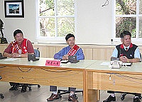 第四屆縣長候選人(左起陳雪生、楊綏生、吳軾子)難得同台亮相,三人一起專注聽著號次抽籤規定說明。(圖/文:曹重偉)