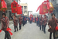 　新郎官陳明傑昨日以傳統古禮方式舉行婚禮，迎娶新娘林怡鎧。（圖／文：張登傑）