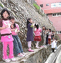 　吹泡泡可是一門大學問，小朋友們仔細聆聽並親身體驗吹泡泡的樂趣。（圖／文：曹重偉）