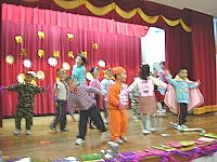 　敬恆國民中小學附幼小朋友亮亮劇場「后羿射陽」精采表演。（圖／文：陳樂團）