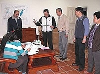 　「三合一選舉」選舉人名冊公告閱覽，代主委徐文吉率選務人員前往各村關心辦理情形。（圖／文：曹重偉）