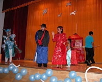 　「不老的依嬤」粉墨登場，第三幕「討親」重拾鄉親對往日街頭喜慶的記憶。（圖／文：曹重偉）