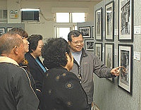 　山隴社區發展協會昨日舉辦「記憶的溫度-山隴村老照片展」。（圖／文：張登傑）