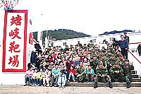 參訪戰力展示民眾與政戰主任商上校及業管幹部於塘岐靶場合照留念。(圖╱文:黃斯榆)