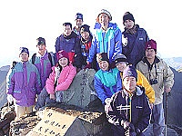 　馬祖鄉親自行組團登上玉山主峰，十二勇士在山頂合影留念。（圖：文化局長邱金寶提供）