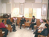 　縣府與中興航空就第二架直升機進駐東引及規劃中型直升機作為離島交通工具交換意見。（圖／文：宋志富）