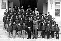   連江縣育幼院院友們離而不散，家族中與副總統嚴家淦的這張合照彌足珍貴。（圖：連江縣育幼院院友會提供）