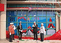 馬管處歡慶六歲生日!處長張振乾與縣長陳雪生、議長陳振清、立委曹爾忠等人一起為馬祖新Logo揭開布幔。(圖/文:曹重偉)