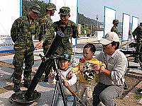 聯保廠營區開放暨戰力展示現場人氣鼎沸,小朋友對軍火也是相當有興趣。(圖/文:曹重偉)