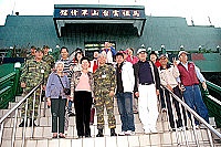 　副主任與參訪團員於軍情館前合影，並誠摯地邀請各參訪團員有機會能再次光臨馬祖，為偏遠地區的弟兄們加油打氣。（圖╱文: 吳語軒）