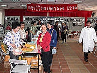 　佛教團體來馬義診，鄉親很捧場，也有不少信眾前往交流。（圖／文：曹重偉）