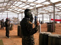 　第一屆漆彈運動比賽登場，參賽隊員全副武裝上陣、殺氣騰騰，場邊觀戰氣氛熱烈。（圖／文：曹重偉）