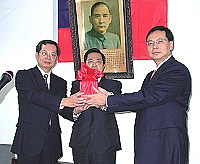 　連江地方法院舉行院長交接典禮，由洪曉能（左）將印信轉交給新任院長邱志平（右）。（圖／文：曹重偉）