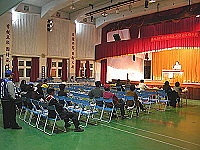 　天候影響，南竿鄉縣議員及鄉長候選人首場政見發表會現場冷清清。（圖／文：曹重偉）