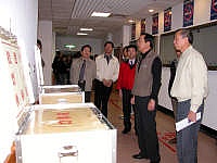 　縣選委會代主委徐文吉、總幹事林其達等人前往南竿各投開票所視察選務設施佈置情況。（圖／文：曹重偉）