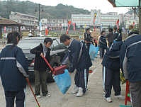 　也在「掃街」！馬祖高中師生昨日走入社區，進行社區環保宣導與清潔。（圖／文：張登傑）