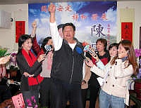 　連任成功的縣長陳雪生宣布當選，並向現場支持者發表感言及歡呼慶祝。（圖／文：曹重偉）