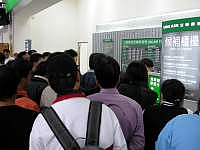 　大選過後，因為海路停駛，南竿機場出現大批候補旅客，候補名單簽到第七張。（圖／文：曹重偉）
