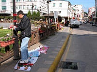 　環保局人員主動出擊，把各陣營的競選旗幟全數拆除，提早還給鄉親乾淨清爽的村容。（圖／文：曹重偉）