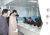　大考在即，考試委員邱聰智（黑帽者）來馬視察，並到馬中巡視試務各環節的準備情況。（圖／文：曹重偉）