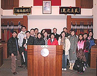 　銘傳大學桃園縣府法制碩士學分班來馬交流，對迷你的議場深感興趣。（圖／文：曹重偉）