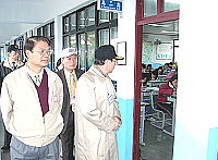 　典試委員邱聰智、試務處副處長林星寶、試區主任陳善茂一起視察考場狀況。（圖／文：曹重偉）