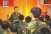 　主任親詢每位弟兄身體狀況、學經歷，瞭解生活適應情形，並期勉弟兄鍛鍊英勇體魄。（圖／文：吳語軒）