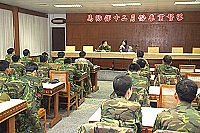 　督導老師以討論的方式，引導與會心輔工作者對個案輔導過程作檢討、釐清問題，並作出建議。（圖／文：吳語軒）