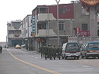 　塘岐街頭出現假日行情，阿兵哥放假上街消費。（圖／文陳鵬雄）