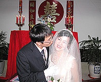 　陳治傑與王秀芬公證結婚，陳治傑不耐親友起鬨，在禮堂內上演吻新娘。（圖／文：曹重偉）