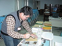 　考生的答案卷收回後都要做彌封，這可是馬虎不得的大工程。（圖／文：曹重偉）