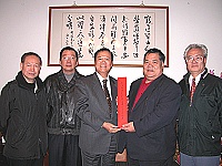 　省主席顏忠誠頒發當選證書給連任成功的議長陳振清。（圖／文：曹重偉）