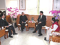 　立榮航空董事長蘇宏義（左二）拜會縣長陳雪生，雙方就多項旅客輸運問題做廣泛討論。（圖／文：曹重偉）
