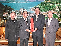 　福建省選委會主委顏忠誠頒發當選證書給連任成功的縣長陳雪生。（圖／文：曹重偉）