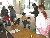 　○歲至六歲兒童由家長陪同接受專業醫師指導。（圖／文：陳樂團）