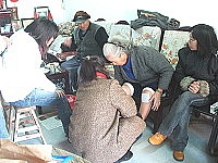 　看到服務員前來，老人家們細細訴說身體的不適。（圖／文：林冰芳）