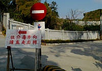 　請再看清楚一次，這是單行道！聚英路及環山路逆向駕駛不斷，民眾希望公部門能強力執法，讓民眾行得安心。（圖／文：張登傑）